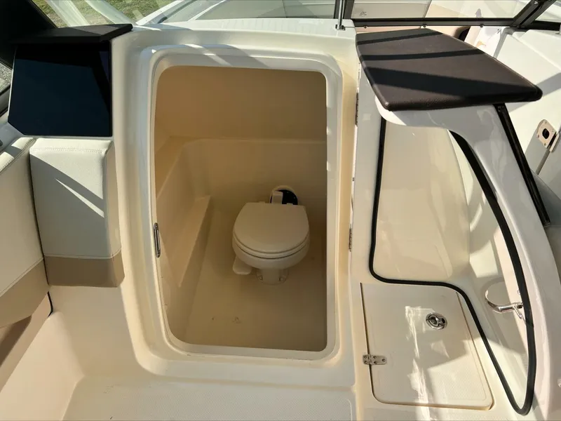 Slide: The Image of Boston Whaler 240 Vantage 2023 - 5327410