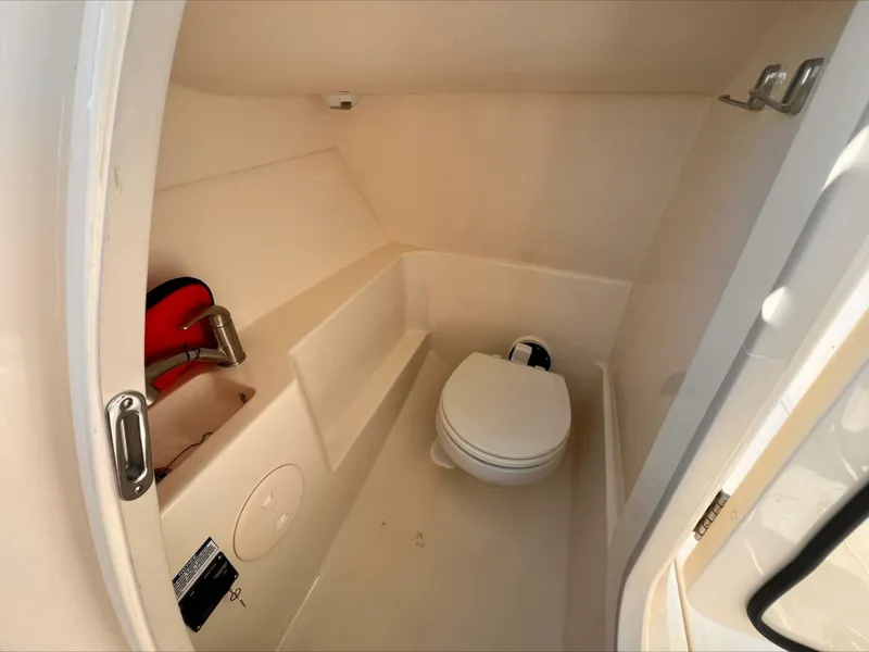 Slide: The Image of Boston Whaler 240 Vantage 2023 - 5327411