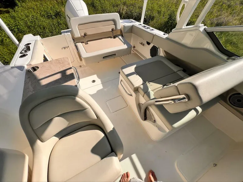 Slide: The Image of Boston Whaler 240 Vantage 2023 - 5327407