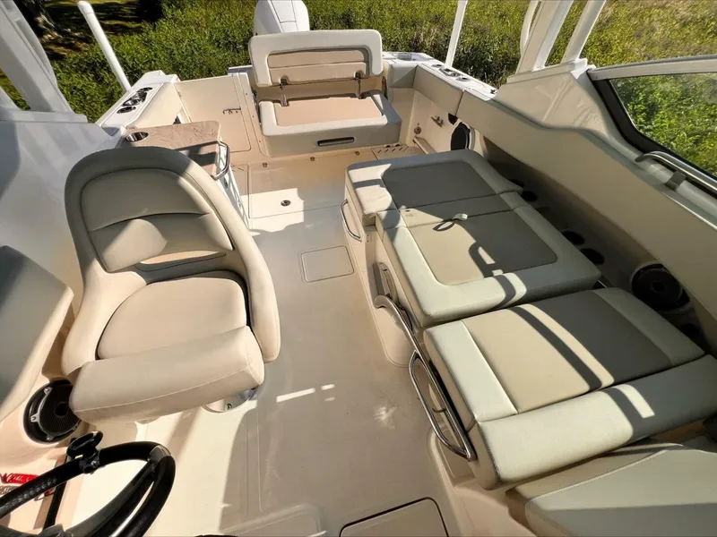 Slide: The Image of Boston Whaler 240 Vantage 2023 - 5327409