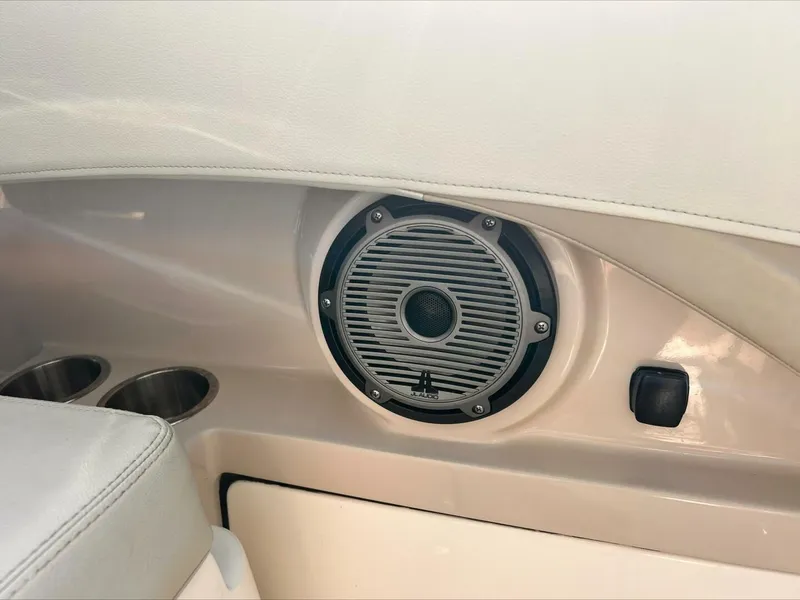 Slide: The Image of Boston Whaler 240 Vantage 2023 - 5327391