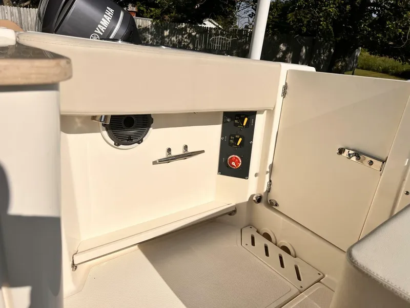 Slide: The Image of Boston Whaler 240 Vantage 2023 - 5327444