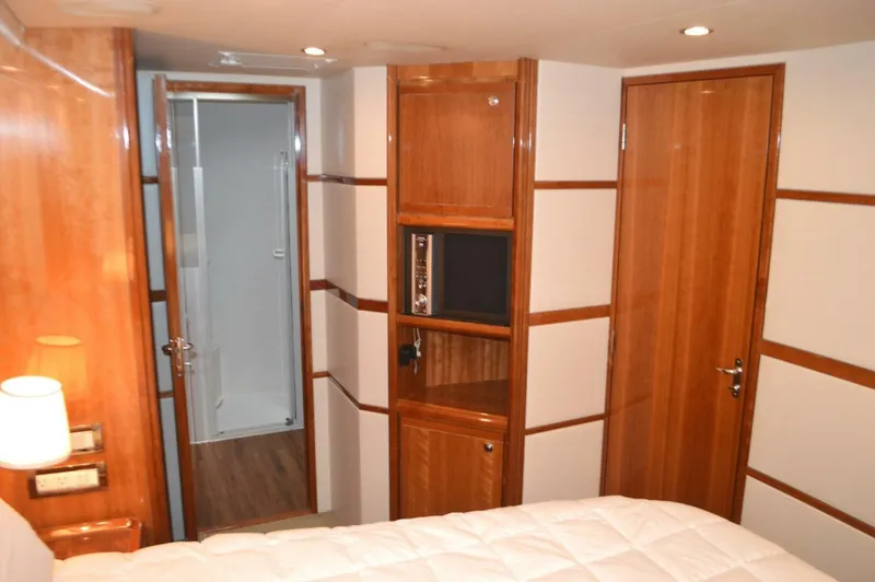 Slide: The Image of Bertram 570 Convertible 2004 - 5049718