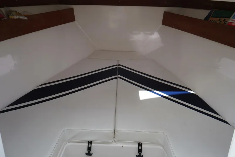 Slide: The Image of 2004 Venture 34 - Cabin 2004 Venture 34 Cuddy "FINALE" - 5051237