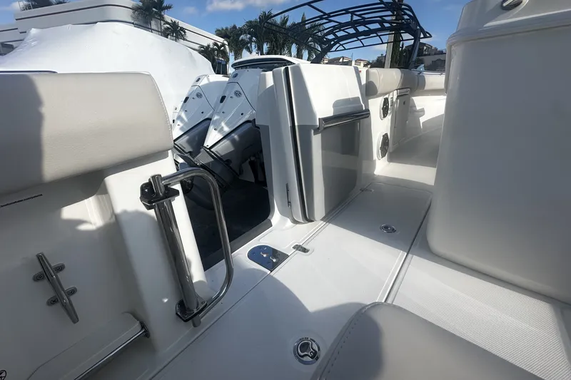 Slide: The Image of Boston Whaler 280 Outrage 2026 - 10