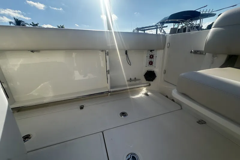 Slide: The Image of Boston Whaler 280 Outrage 2026 - 11