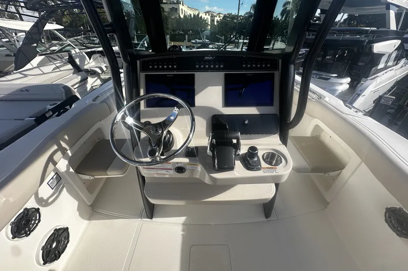 Slide: The Image of Boston Whaler 280 Outrage 2026 - 16