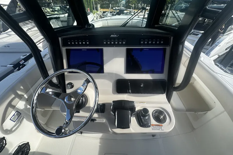 Slide: The Image of Boston Whaler 280 Outrage 2026 - 17