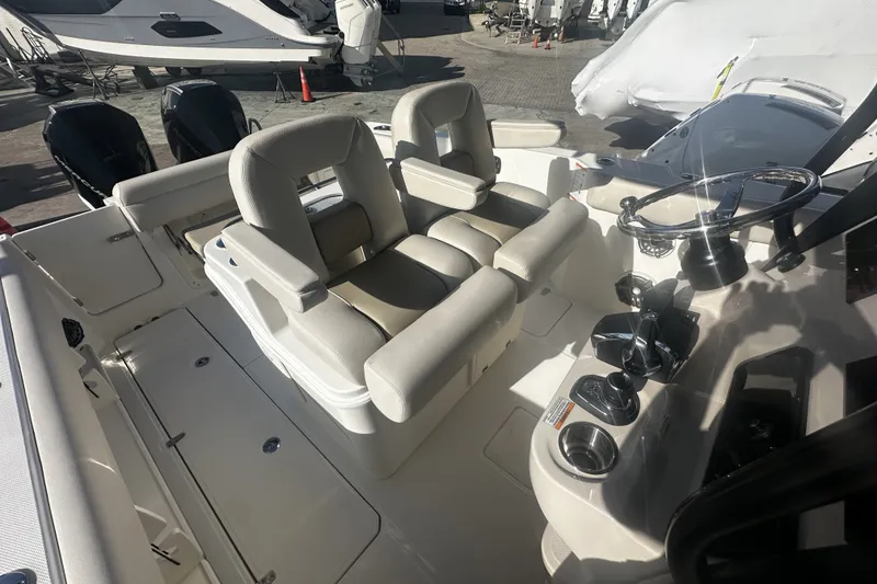 Slide: The Image of Boston Whaler 280 Outrage 2026 - 19