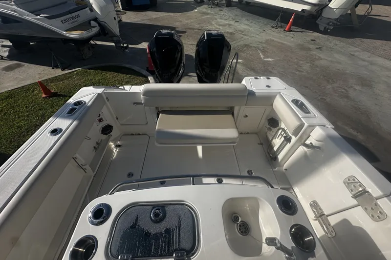 Slide: The Image of Boston Whaler 280 Outrage 2026 - 20