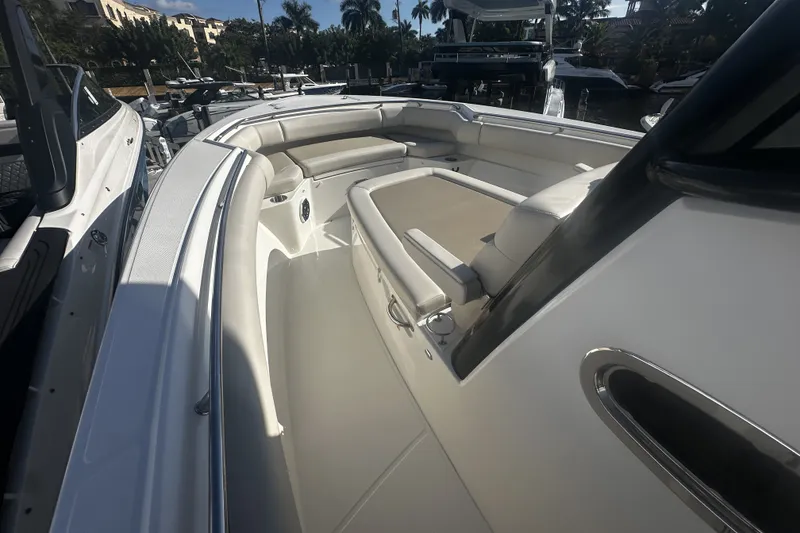 Slide: The Image of Boston Whaler 280 Outrage 2026 - 22