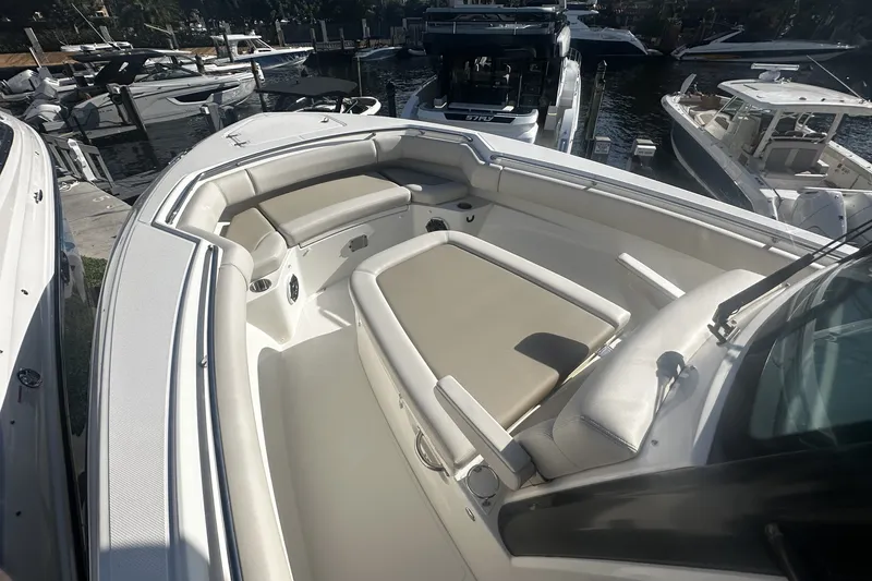 Slide: The Image of Boston Whaler 280 Outrage 2026 - 23