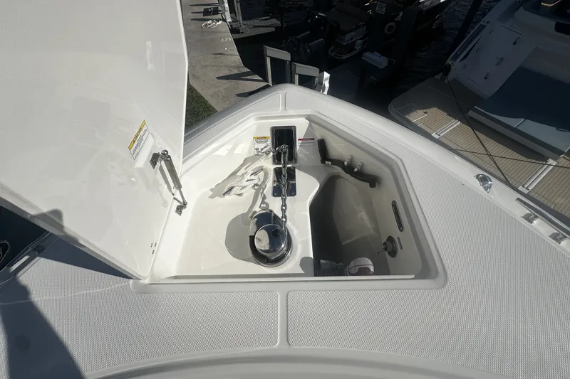 Slide: The Image of Boston Whaler 280 Outrage 2026 - 24