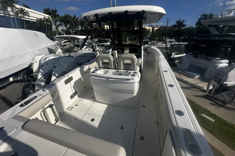Slide: The Image of Boston Whaler 280 Outrage 2026 - 6