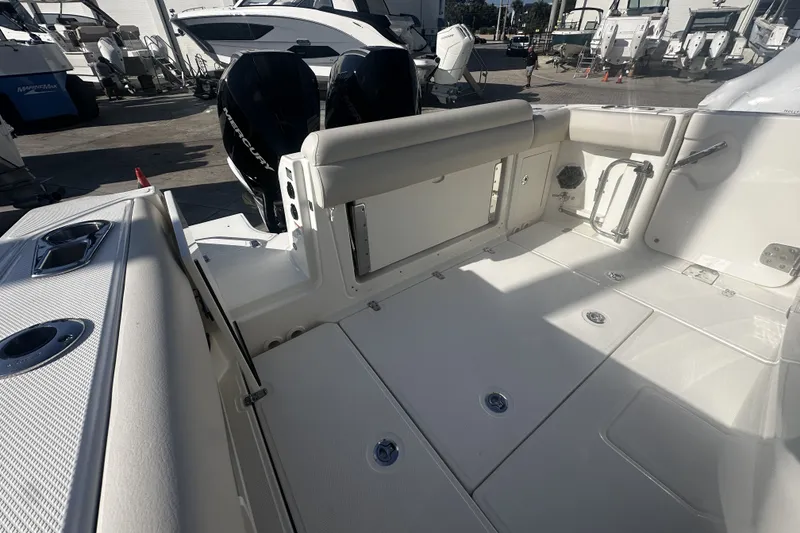 Slide: The Image of Boston Whaler 280 Outrage 2026 - 8