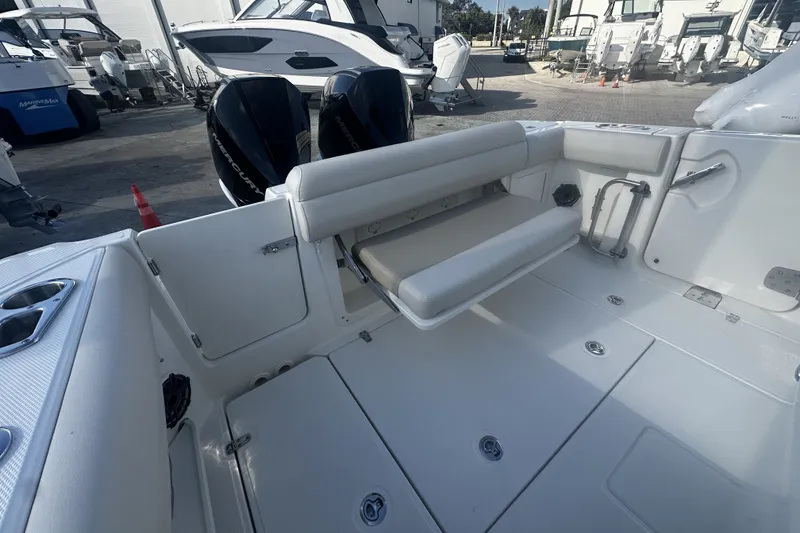 Slide: The Image of Boston Whaler 280 Outrage 2026 - 9