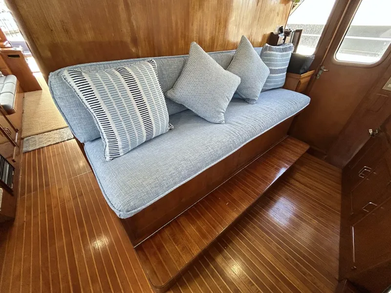 Slide: The Image of 57' DeFever pilothouse seating - 5060247