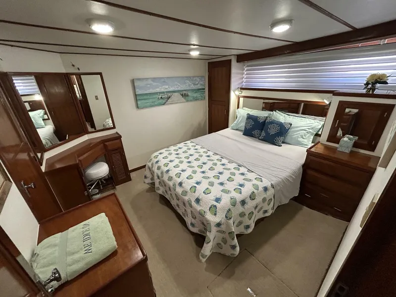 Slide: The Image of 57' DeFever mid guest stateroom - 5060215