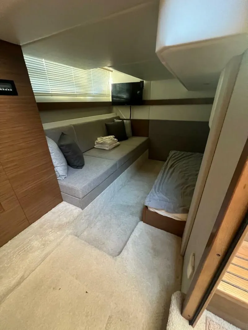 Slide: The Image of Cruisers Yachts 42 Cantius 2018 - 5075083
