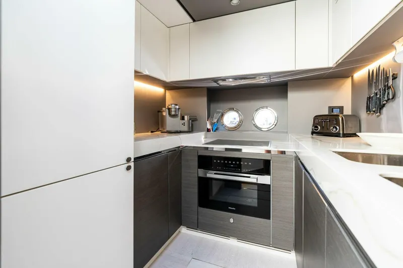 Slide: The Image of Azimut S8 2024 - 5064805