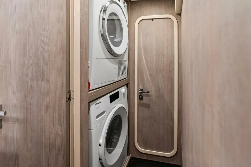 Slide: The Image of Azimut S8 2024 - 5064828