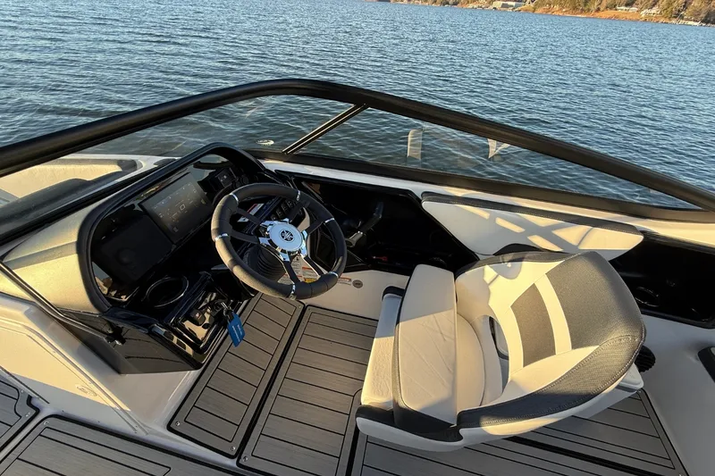 Slide: The Image of Yamaha 195S 2026 - 12