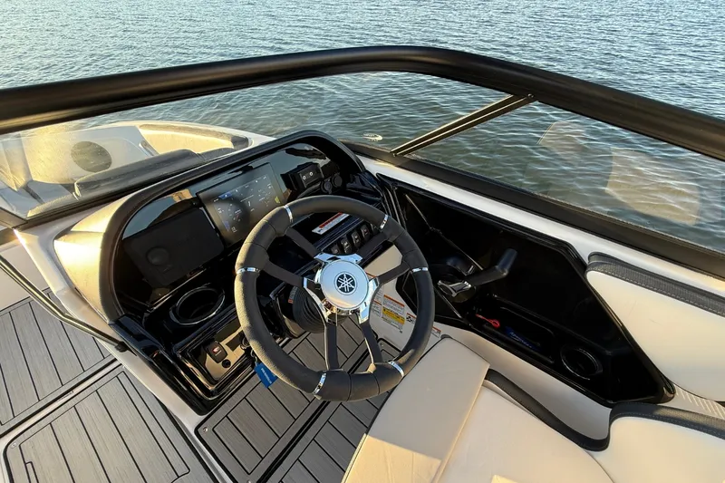 Slide: The Image of Yamaha 195S 2026 - 14