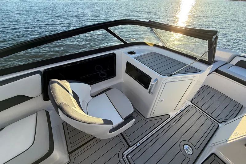Slide: The Image of Yamaha 195S 2026 - 18
