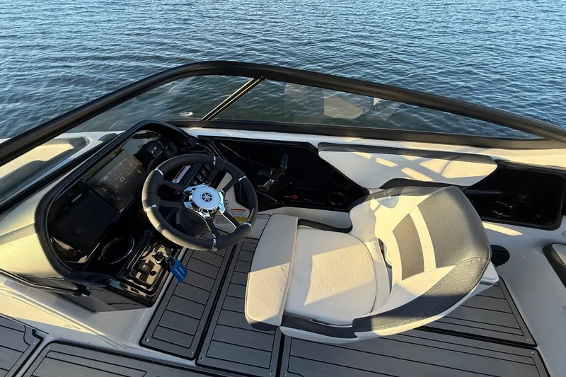 Slide: The Image of Yamaha 195S 2026 - 17