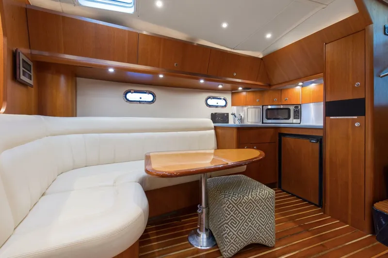 Slide: The Image of 2005 3600 Tiara _Forever Friday_ Salon (7) - 5343618