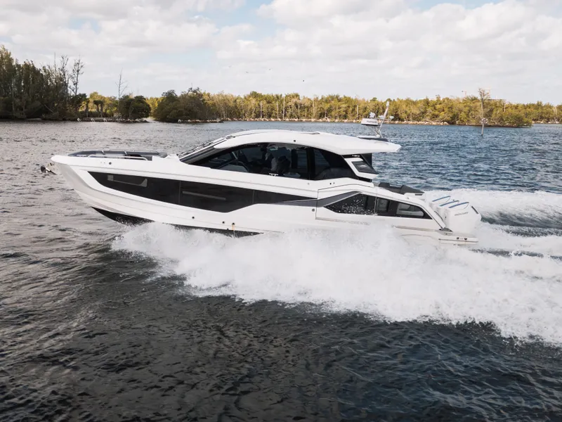 Slide: The Image of Galeon 435 GTO 2025 - 12