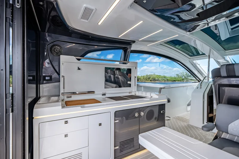 Slide: The Image of Galeon 435 GTO 2025 - 31