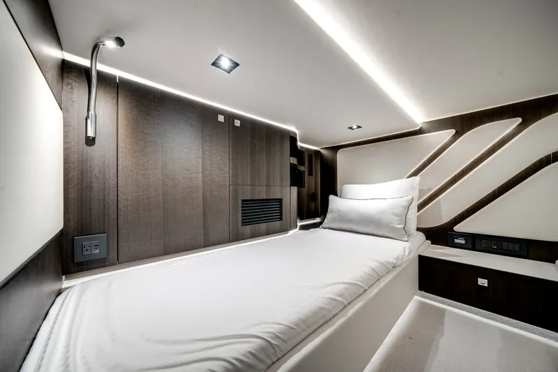 Slide: The Image of Galeon 435 GTO 2025 - 50