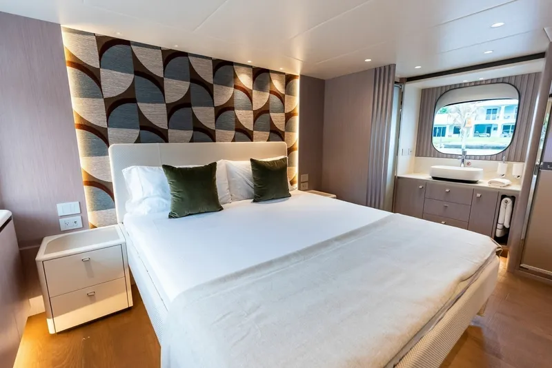 Slide: The Image of 2026 Absolute 62 Navetta NEW - 6710732