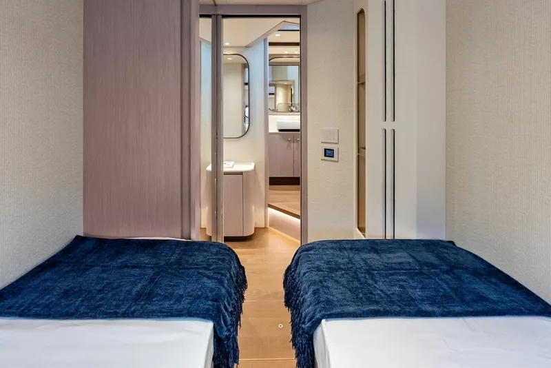 Slide: The Image of 2026 Absolute 62 Navetta NEW - 6710748