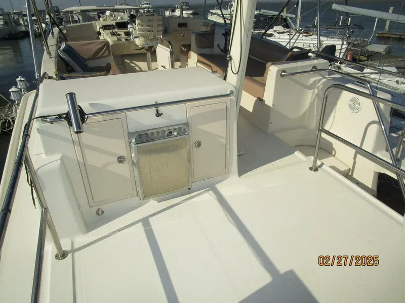 Slide: The Image of 40' Mainship sundeck forward - 5082304