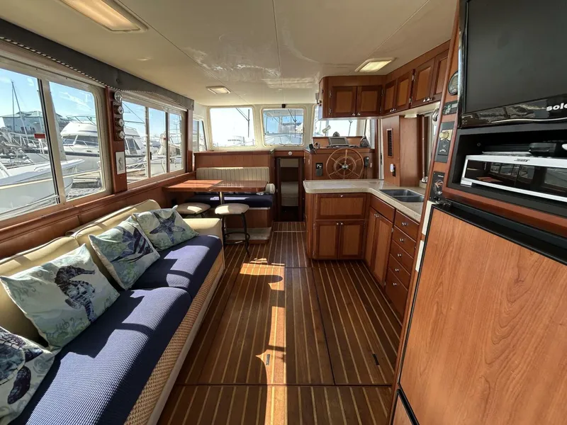 Slide: The Image of 40' Mainship salon forward - 5082294