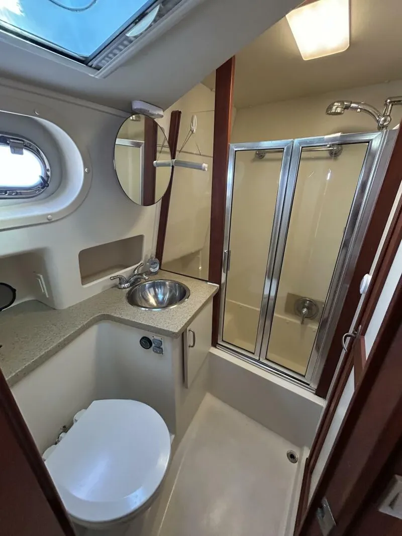 Slide: The Image of 40' Mainship head-shower - 5082278