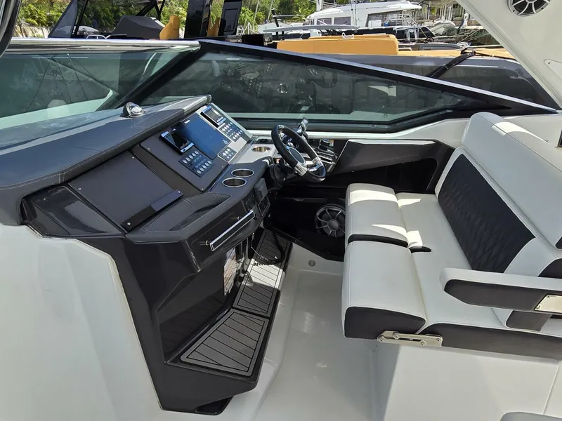 Slide: The Image of Monterey 378 SE 2018 - 5116840