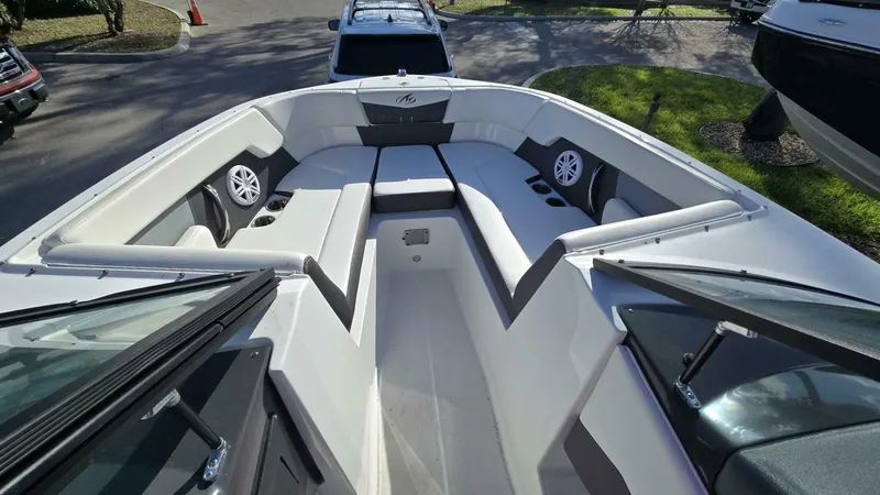 Slide: The Image of Monterey M225 2023 - 5092499