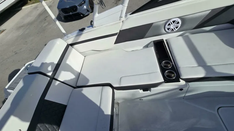 Slide: The Image of Monterey M225 2023 - 5092489