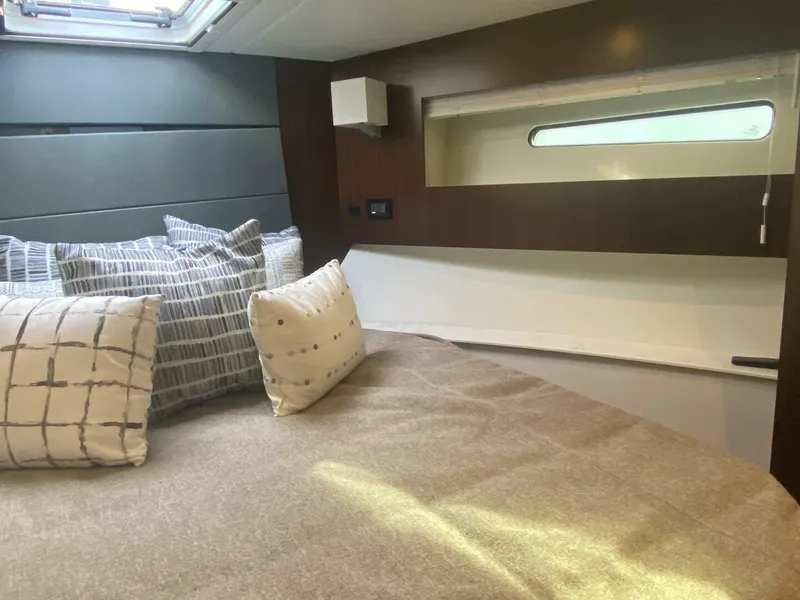 Slide: The Image of Cruisers Yachts 42 Cantius 2023 - 5096502