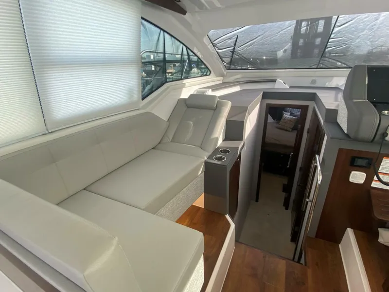 Slide: The Image of Cruisers Yachts 42 Cantius 2023 - 5096496