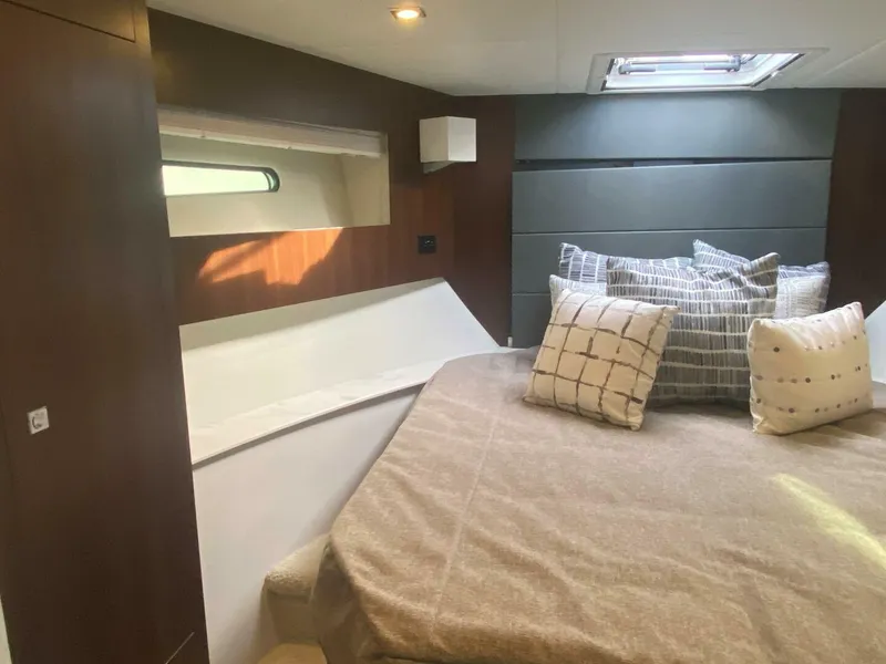 Slide: The Image of Cruisers Yachts 42 Cantius 2023 - 5096501