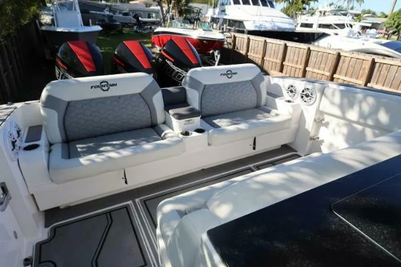 Slide: The Image of Fountain 38 SCX 2023 - 5100857