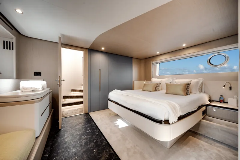 Slide: The Image of Azimut 68 FLY 2023 - 5420524