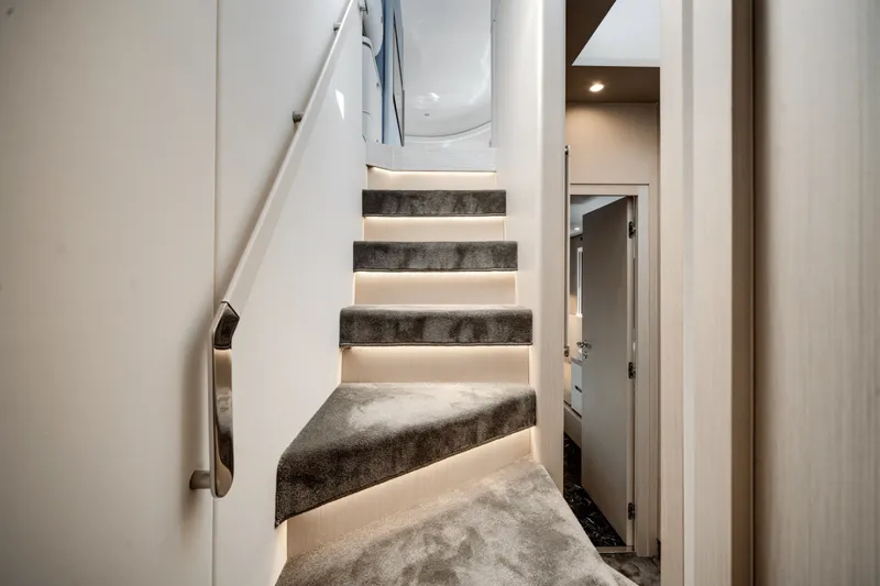 Slide: The Image of Azimut 68 FLY 2023 - 5420525