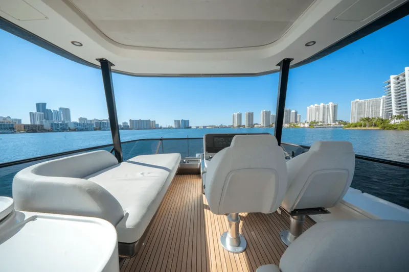 Slide: The Image of Azimut 68 FLY 2023 - 5420534