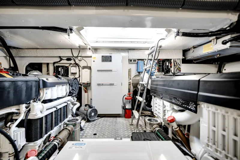 Slide: The Image of Azimut 68 FLY 2023 - 5420537