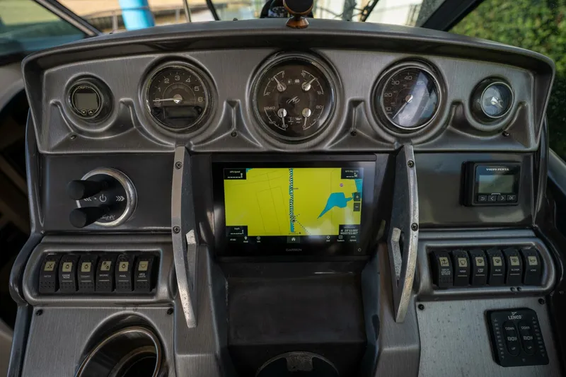 Slide: The Image of Helm bow thruster and new Garmin - 5107574